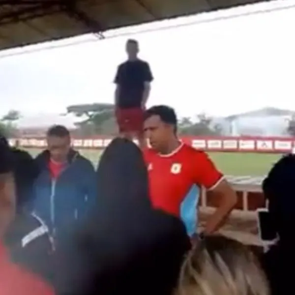 Barristas de América de Cali se presentaron al entrenamiento del equipo en Cascajal para hablar con el técnico, César Farías.