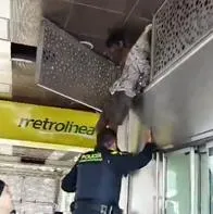 Ladrón se quedó dormido en estación de Metrolínea, luego de robar cable y lámina