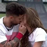 Beso de Nataly Umaña y Miguel Melfi en 'La casa de los famosos' durante una prueba de talento.