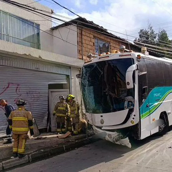 Bus estrellado contra una casa en el norte de Bogotá. Hay una persona herida.