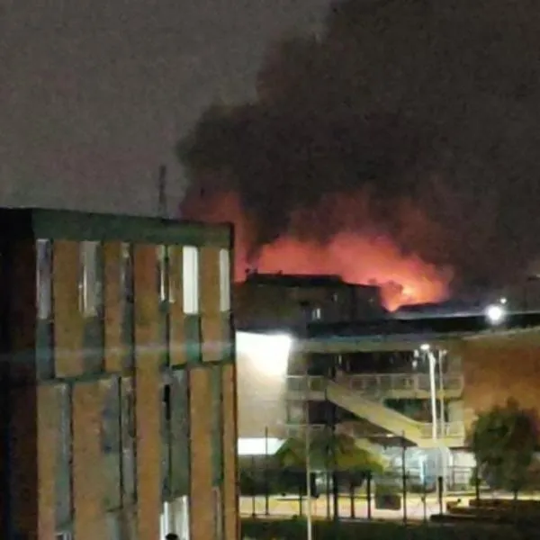 Grave incendio en Bogotá en la noche de este domingo 3 de marzo. En Bosa y Kennedy reportan un fuerte olor a quemado. 