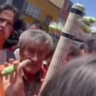 Otro anciano fue sorprendido por estudiantes: le compraron todo.