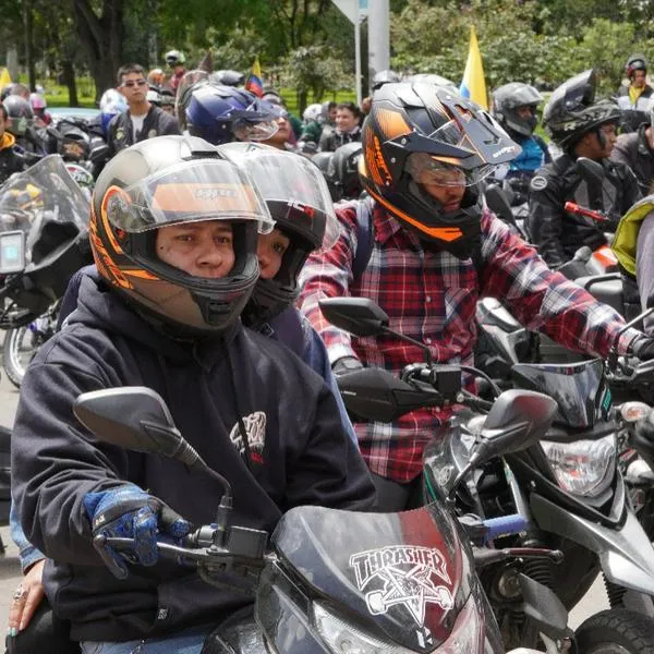 Motociclistas en Bogotá, a propósito de que la Alcaldía de esa ciudad descartó mantener la restricción del parrillero hombre