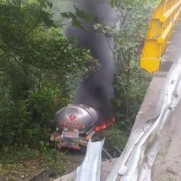 Foto de vía Bogotá-Villavicencio, cerrada por accidente de carrotanque que se incendió