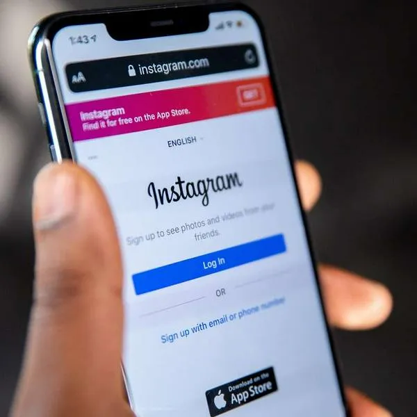 Foto de persona con celular, en nota de cuánto pierde Meta por hora con la caída de Facebook e Instagram: cifra millonaria
