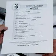 Foto de documento apostillado, en nota sobre dónde y cuánto cuesta apostillar documentos colombianos: requisitos, pasos y más