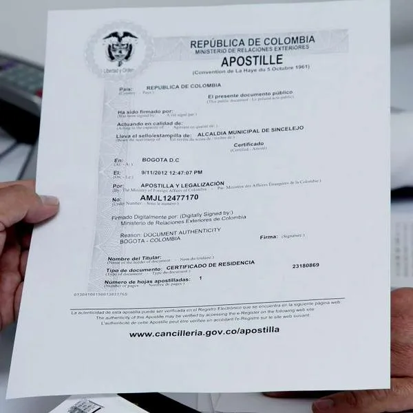 Foto de documento apostillado, en nota sobre dónde y cuánto cuesta apostillar documentos colombianos: requisitos, pasos y más
