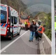 Motociclista se salvó de milagro tras caer a un abismo de 50 metros en la vía Medellín - Santa Fe de Antioquia