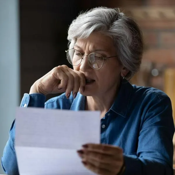 Foto de mujer pensionada, en nota sobre pensión en Colombia, qué beneficios ofrece jubilación con Colpensiones y con fondos privados