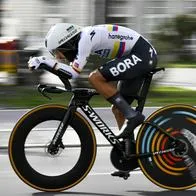 UCI prohibirá el uso del calcetín en el casco porque no le ve funcionalidad.