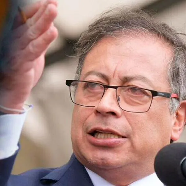 Gustavo Petro le contesta a Álvaro Uribe y defiende el bono pensional a adultos mayores