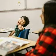 Foto de niño burlándose, en nota de cuáles son los tipos de acoso escolar en Colombia: son varios para identificarlos