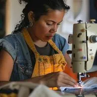 Mujer trabajando, en nota sobre feria laboral del Sena