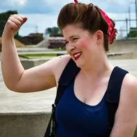 Foto de señora empoderada, en nota sobre quién propuso el 8 de marzo como Día de la Mujer: figura que cambió el rumbo mundial