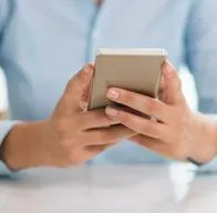 Persona con celular. En relación con amenazas a periodista en Santander. 