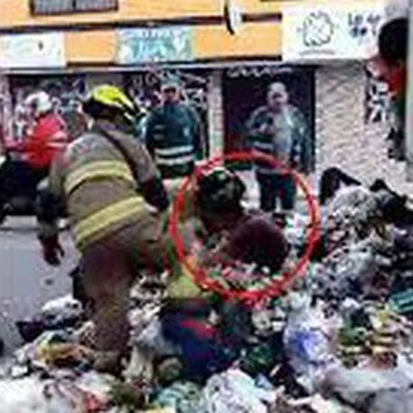 Momento en el que los bomberos de Bogotá rescataron a un hombre vivo encontrado en un bote de basura, en Engativá.