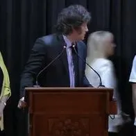 Javier Milei, durante desmayo de un alumno de colegio en Argentina.