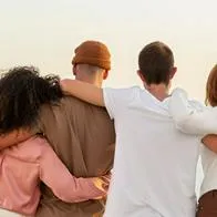 Universidad de Harvard reveló que, para ser unas personas felices, es necesario tener dos personas muy cercanas en quien confiar.