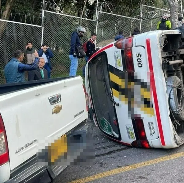 Ruta escolar se volcó en Bogotá y hay 14 menores heridos. Las imágenes son impactantes y los lesionados ya están siendo trasladados a un centro médico. 