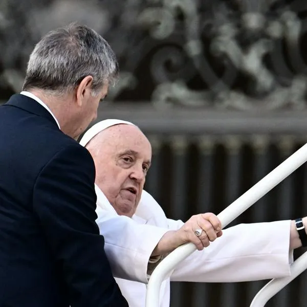 El papa Francisco no pudo subirse al papamóvil y su salud preocupa