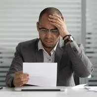 Foto de hombre preocupado, en nota de cómo saber si tiene una demanda en Colombia: pasos para evitarse problemas peores