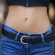 Foto de abdomen de mujer, en nota de por qué huele mal el ombligo: esta es la verdadera razón que es poco conocida