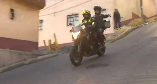 Foto de problema en moto, en nota de que periodista se accidentó en vivo con un policía: cómo fue el lío ante cámara.