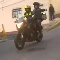 Foto de problema en moto, en nota de que periodista se accidentó en vivo con un policía: cómo fue el lío ante cámara.