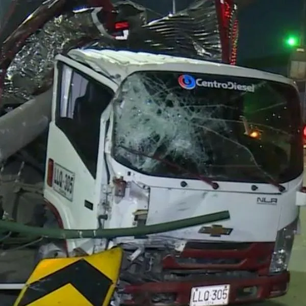 Así quedó el furgón que chocó contra un poste en el accidente de la calle 80 de Bogotá