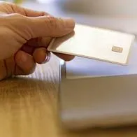 Foto de persona con tarjeta, en nota de qué bancos son preferidos en Colombia, según encuesta con Bancolombia, Davivienda y más