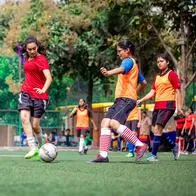 Foto de mujeres futbolistas, en nota de cómo se originó el fútbol femenino, dónde fue, cuál fue el primer torneo y quién ganó