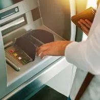 Cajero automático en las cuentas de ahorros de los bancos en Colombia.