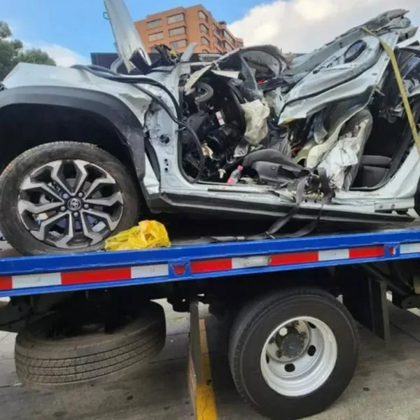 Identifican al conductor que murió en el trágico accidente en la carrera Séptima con calle 127, en el norte de Bogotá. Carro se partió en 2. 