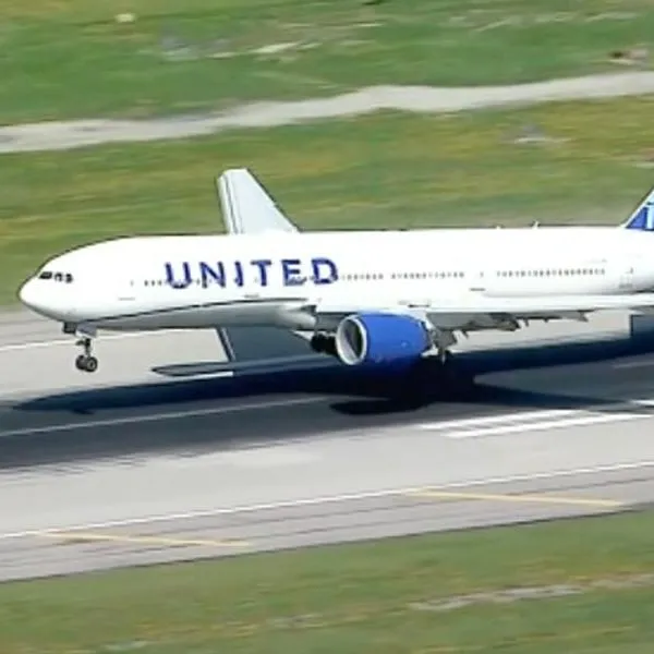 Emergencia en Estados Unidos por llanta de avión de United Airlines se desprendió en pleno vuelo y cayó sobre varios vehículos.