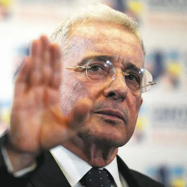 Álvaro Uribe, que mandó mensaje al Gobierno de Petro por anticiparse a elecciones de 2026