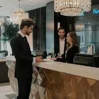 Recepcionista de hotel, en nota sobre nuevo hotel en Bogotá