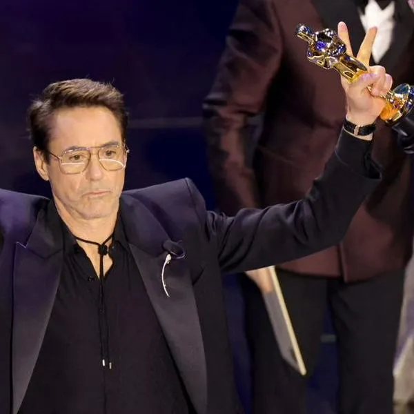 Robert Downey Jr. recibiendo su premio Óscar a mejor actor de reparto por su actuación en Oppenheimer