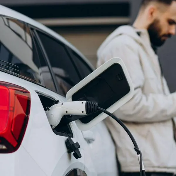 El 54 % de los dueños de carros eléctricos en Francia respondieron en un sondeo que se arrepienten de su compra por los costos de la eléctricidad. 