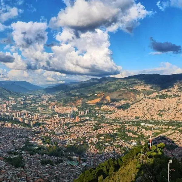 Alcaldía de Medellín prohibió arriendos a corto plazo y el gremio de viviendas turísticas se quejó de la decisión.