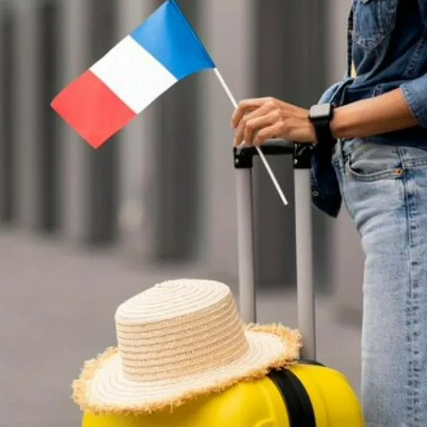 Foto de bandera de Francia y turistas