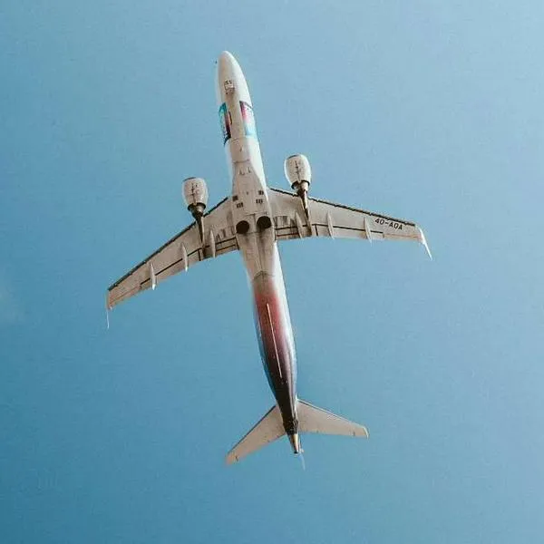 Foto de vuelo, en nota de cuál es la altura máxima a la que puede volar un avión y qué pasa si la exceden