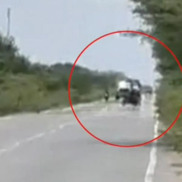 En video quedó robo a un carro en Maicao, La Guajira, y se observa cómo una camioneta retrocede para no caer en manos de los bandidos