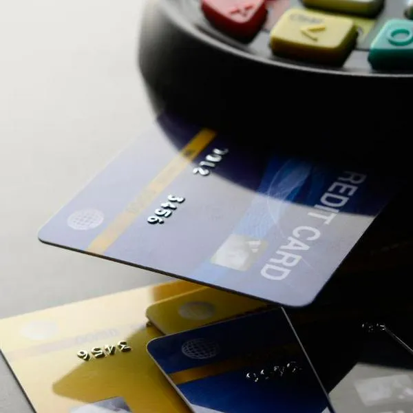 Clientes de Bancolombia, Davivienda, BBVA y otros bancos en Colombia usaron más las tarjetas débito en 2023 y cancelaron tarjetas de crédito por tasas.