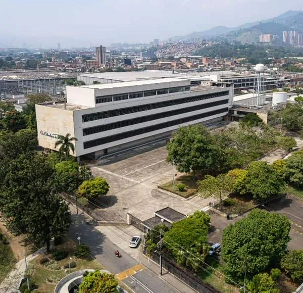Arquitectura y Concreto se queda con millonario lote de Coltabaco en Medellín; realizará importante obra