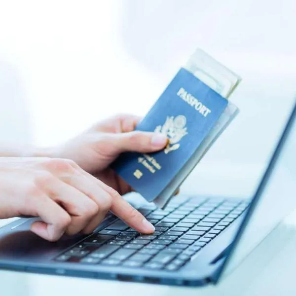 Foto de persona con pasaporte, en nota de cómo llenar formulario DS-160, clave para visa a Estados Unidos: así va a la fija