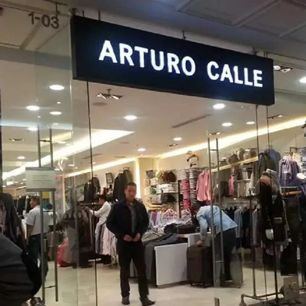 Ofrecen ofertas de empleo en Arturo Calle. 