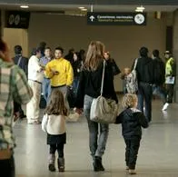 Migración Colombia deberá dejar salir a menores del país, así el papá esté registrado como deudor de la cuota alimentaria. La madre viajará libremente.