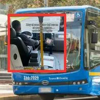 Conductor del SITP, en Bogotá, estudia inglés cuando para en semáforos en rojo