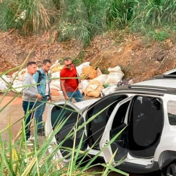 Vía Medellín-Bogotá: encontraron carro abandonado con cuerpo entre cobijas