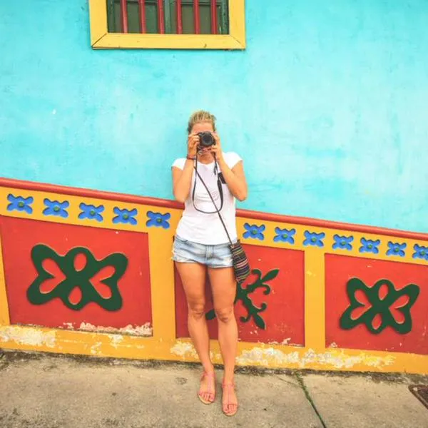 Foto de turista en Colombia, en nota de cuáles son las costumbres colombianas más raras para los extranjeros: son muy comunes